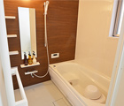 浮島スタイルの浴槽付きバスルーム